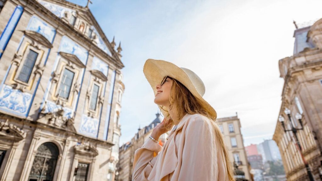 Chica visitando Oporto