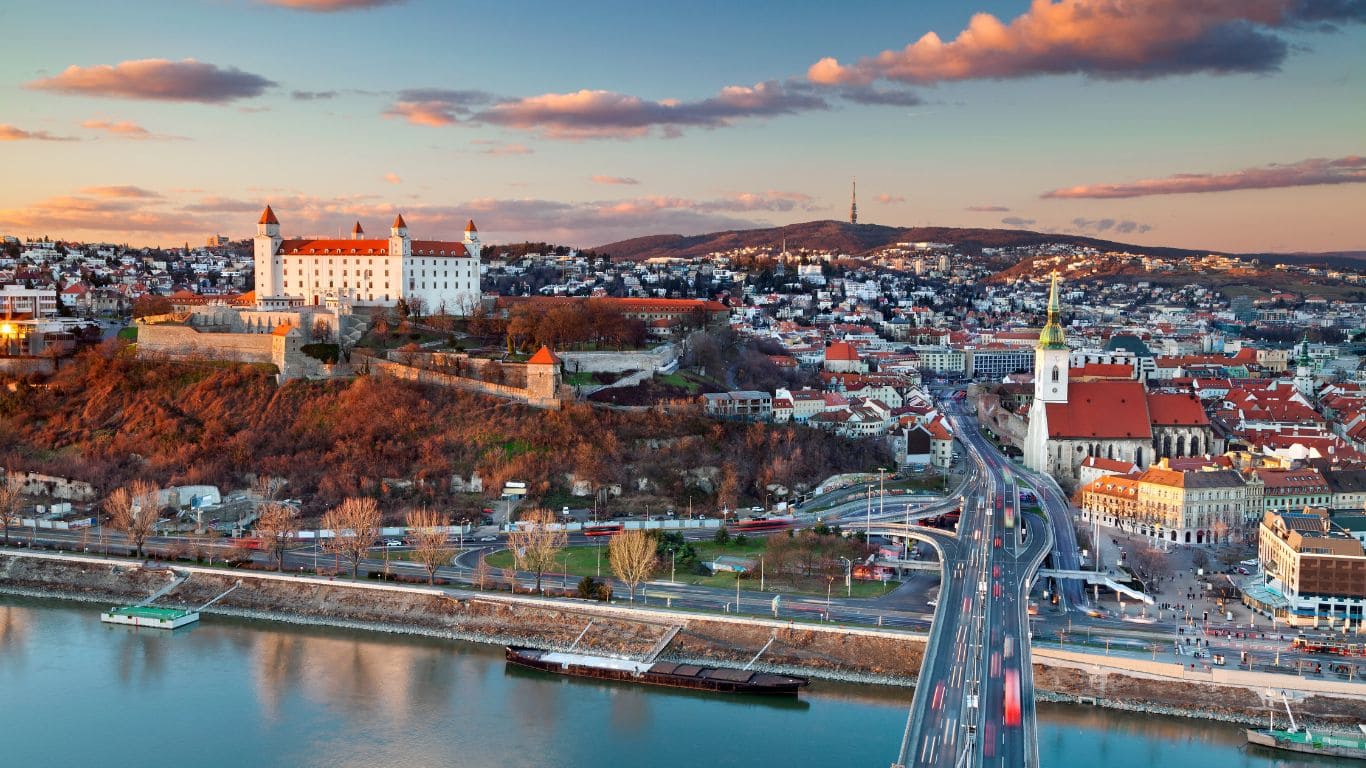Panorámica ciudad y castillo de Bratislava