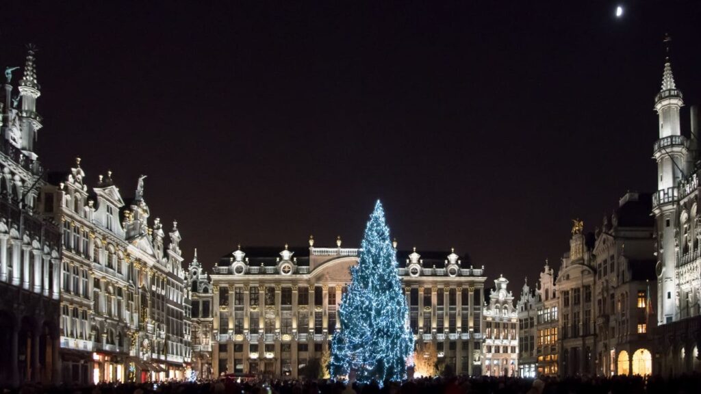 Vistas de la Grand Place, Bruselas con su mercado navideño