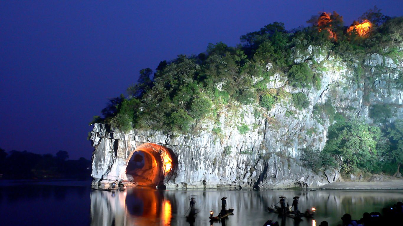 Guilin, luces en la roca trompa de elefante