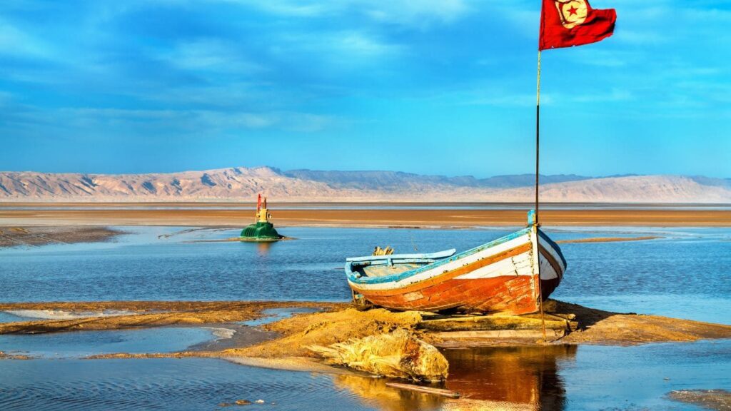 Vista de una barca con la bandera de túnez en Chott El Djerid