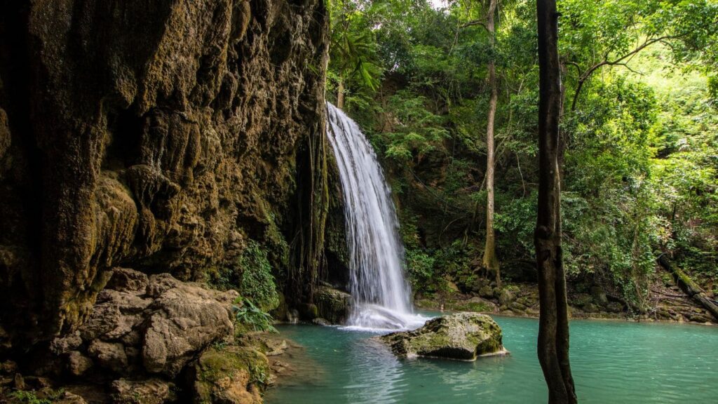 Paisaje con una cascada del Parque Erawan Falls