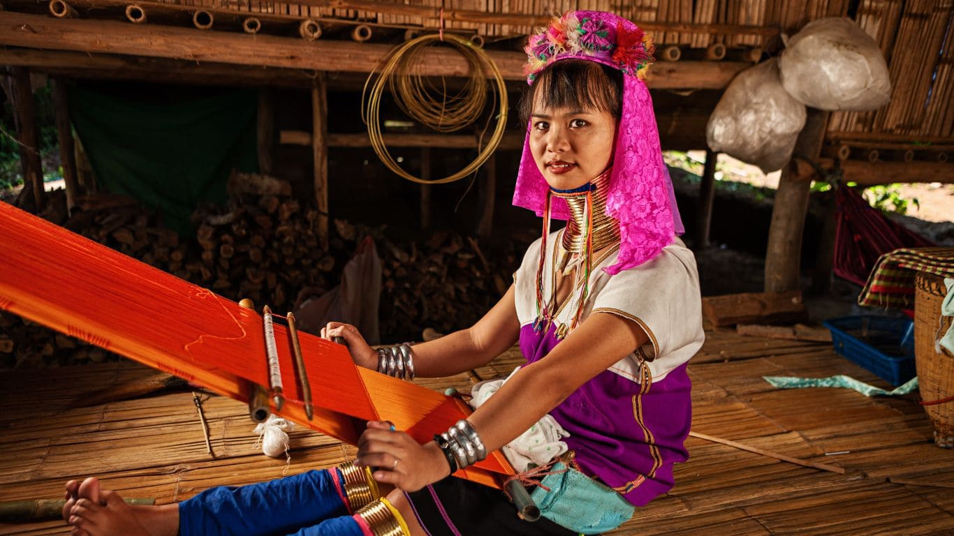 Mujer tejiendo Karen Hill Tribe