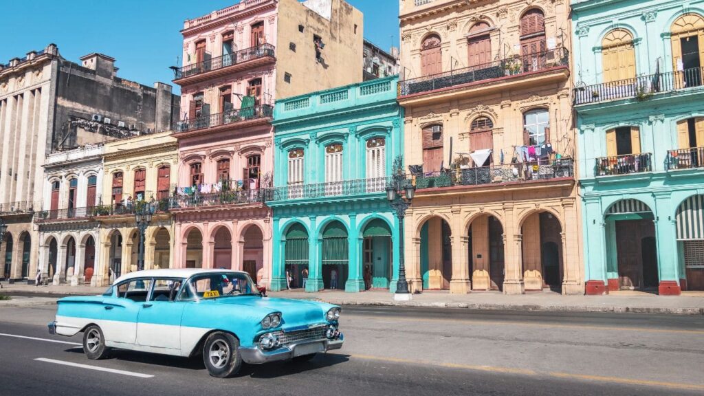 Casas colores y taxi vintage en la Habana