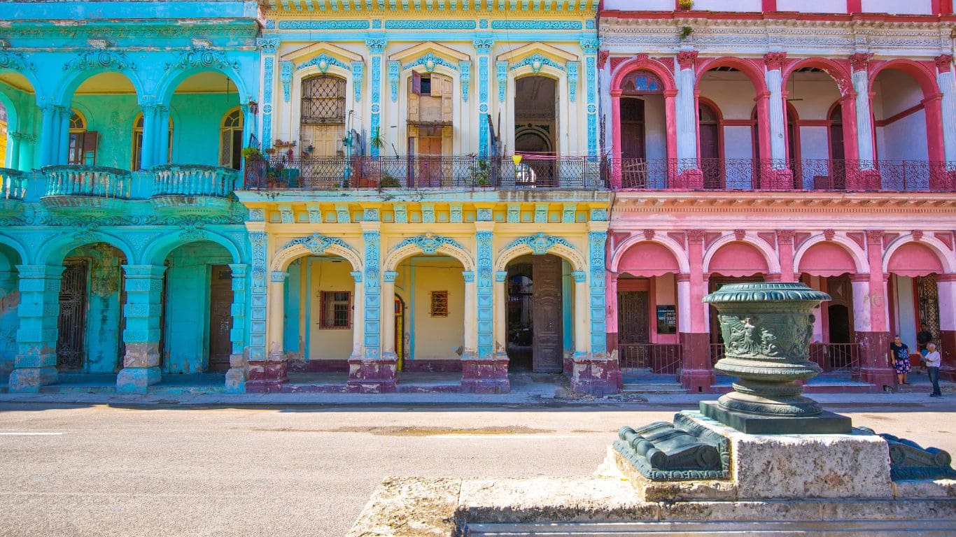 Calles de La Habana vieja con edificios coloniales