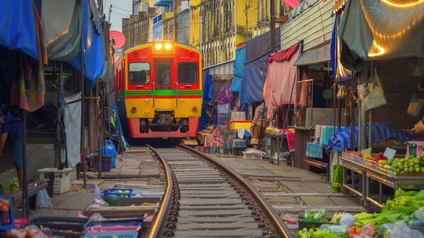 Mercado Mae Klong situado en las vías del tren