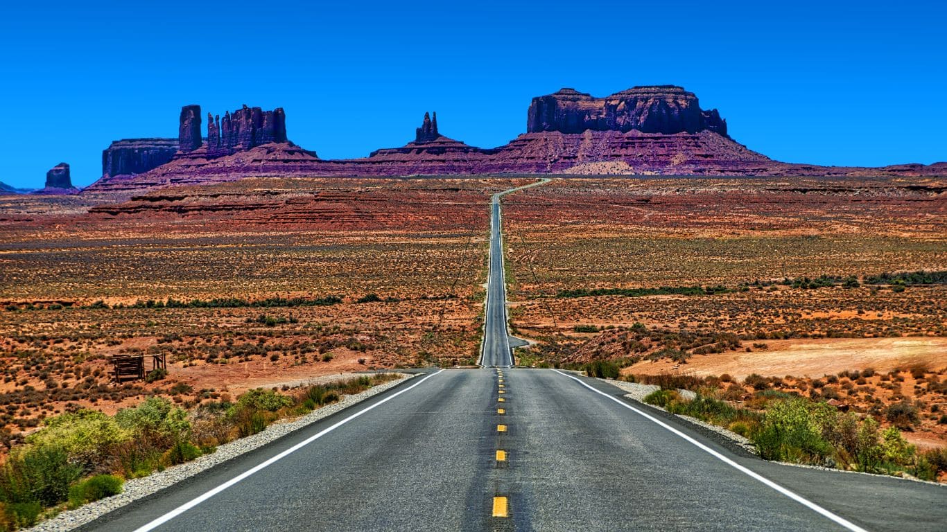 Carretera pasando por Monument Valley