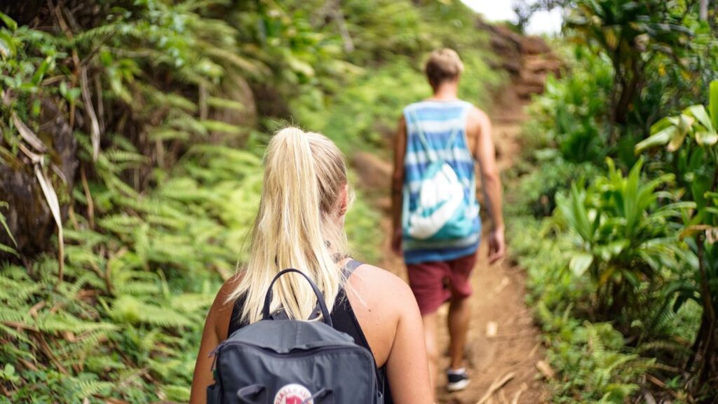 Turistas caminando por la selva amazónica