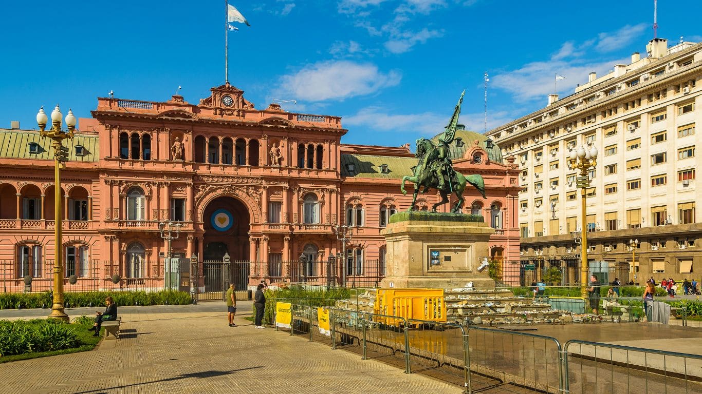 Edificio Rosado en la plaza