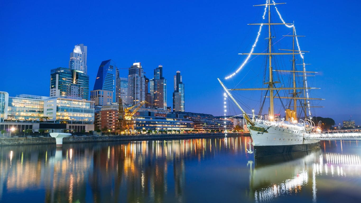 Vista nocturna del puerto de Buenos Aires