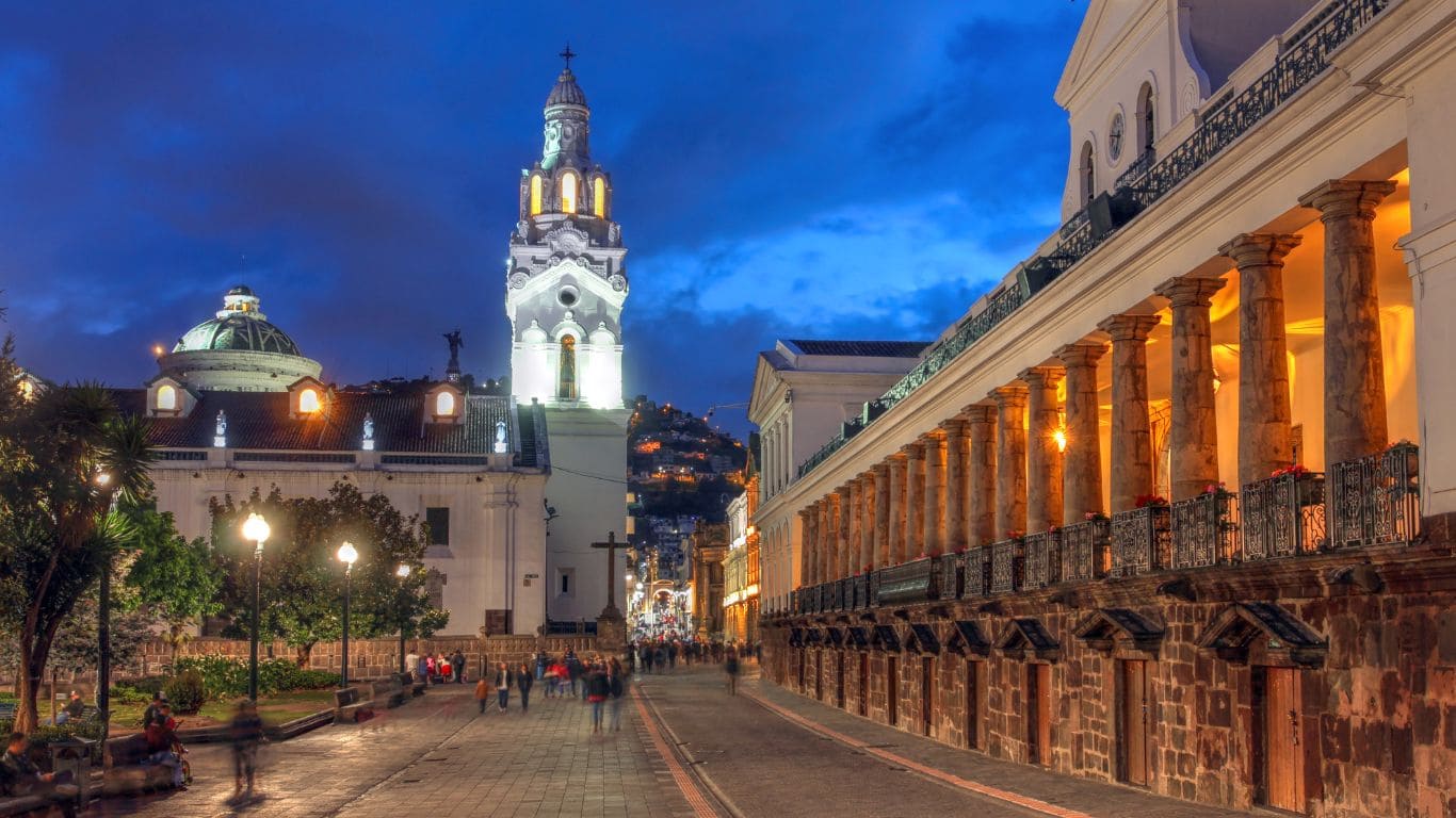 Calles de Quito al anochecer