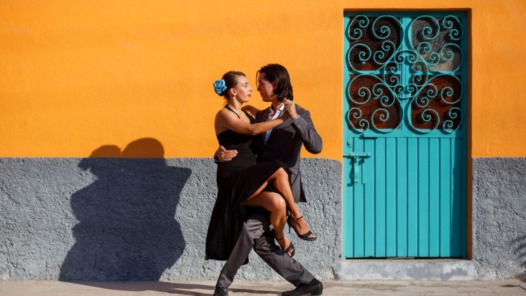 Pareja bailando tango en las calles de Buenos Aires