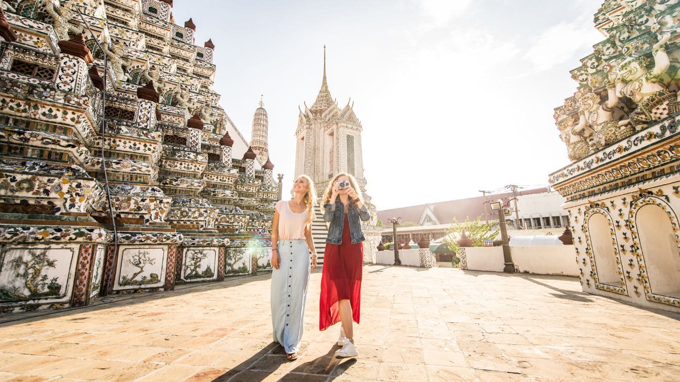 Chicas visitando uno de los templos de Bangkok