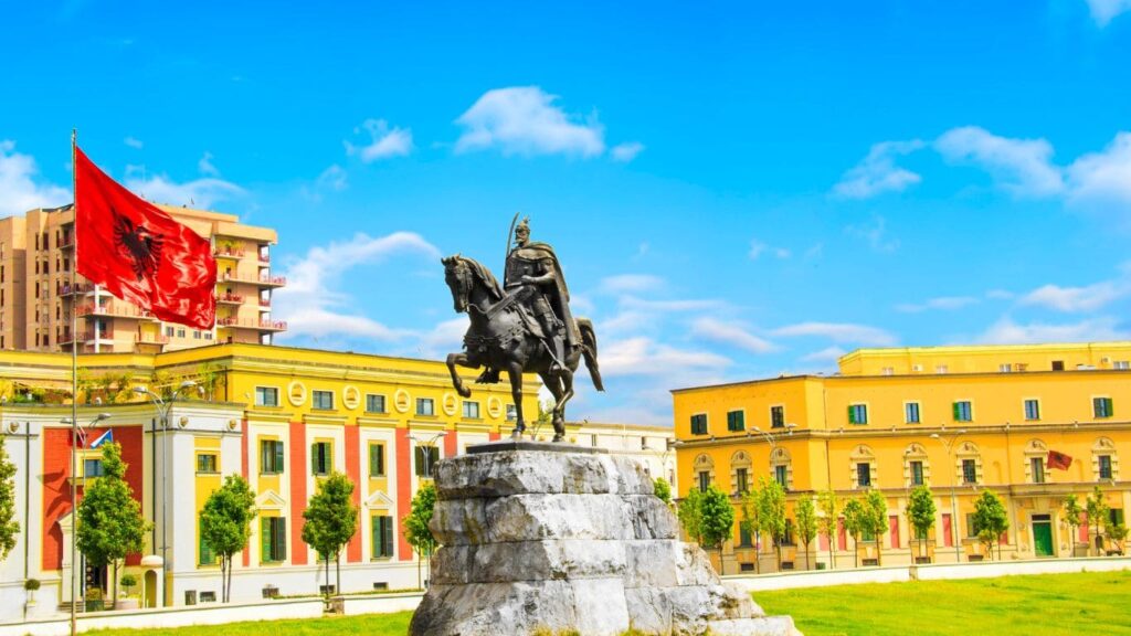 Plaza con estatua ecuestre en Tirana