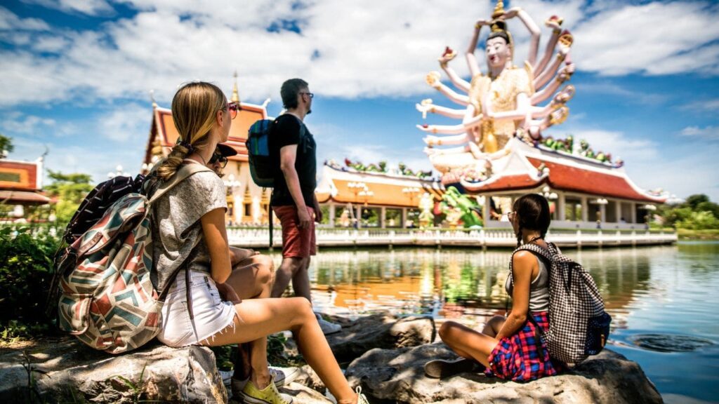 Turistas visitando un templo en Tailandia