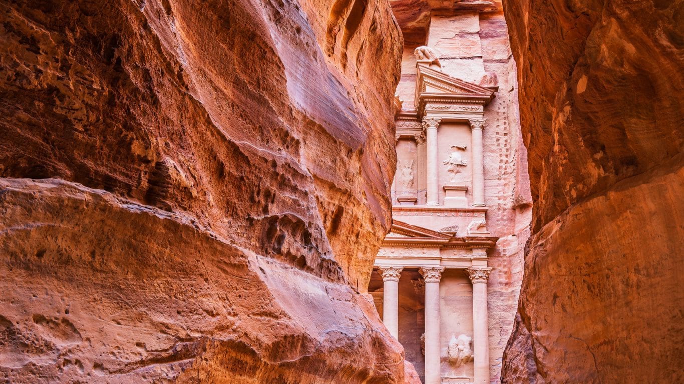 Desfiladero de Petra con El Tesoro de fondo