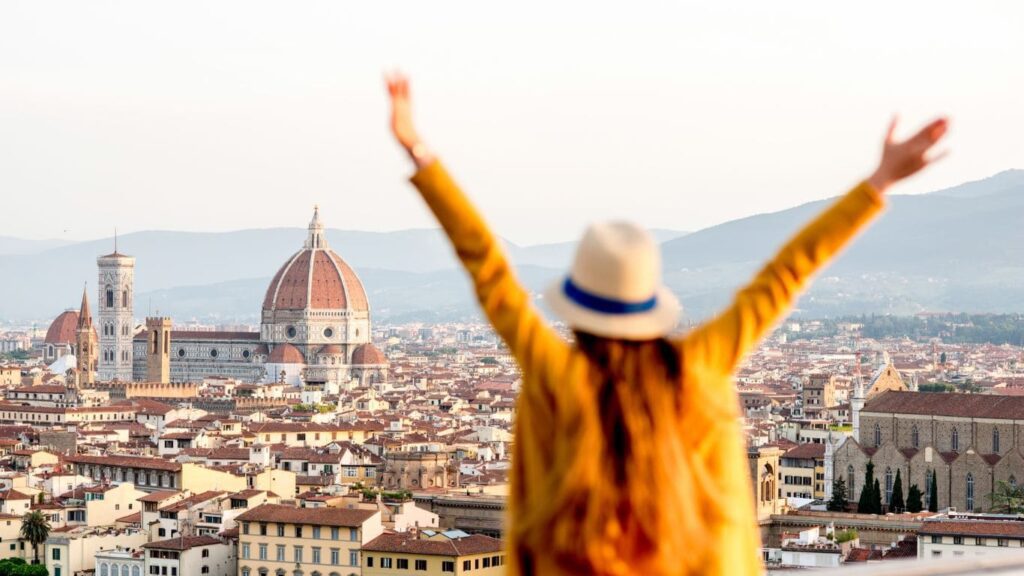 Chica observando Florencia desde un mirador