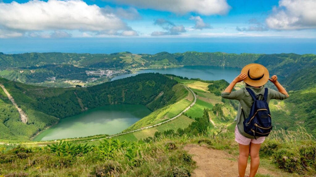 Senderista observando el Lagoa das Sete Cidades