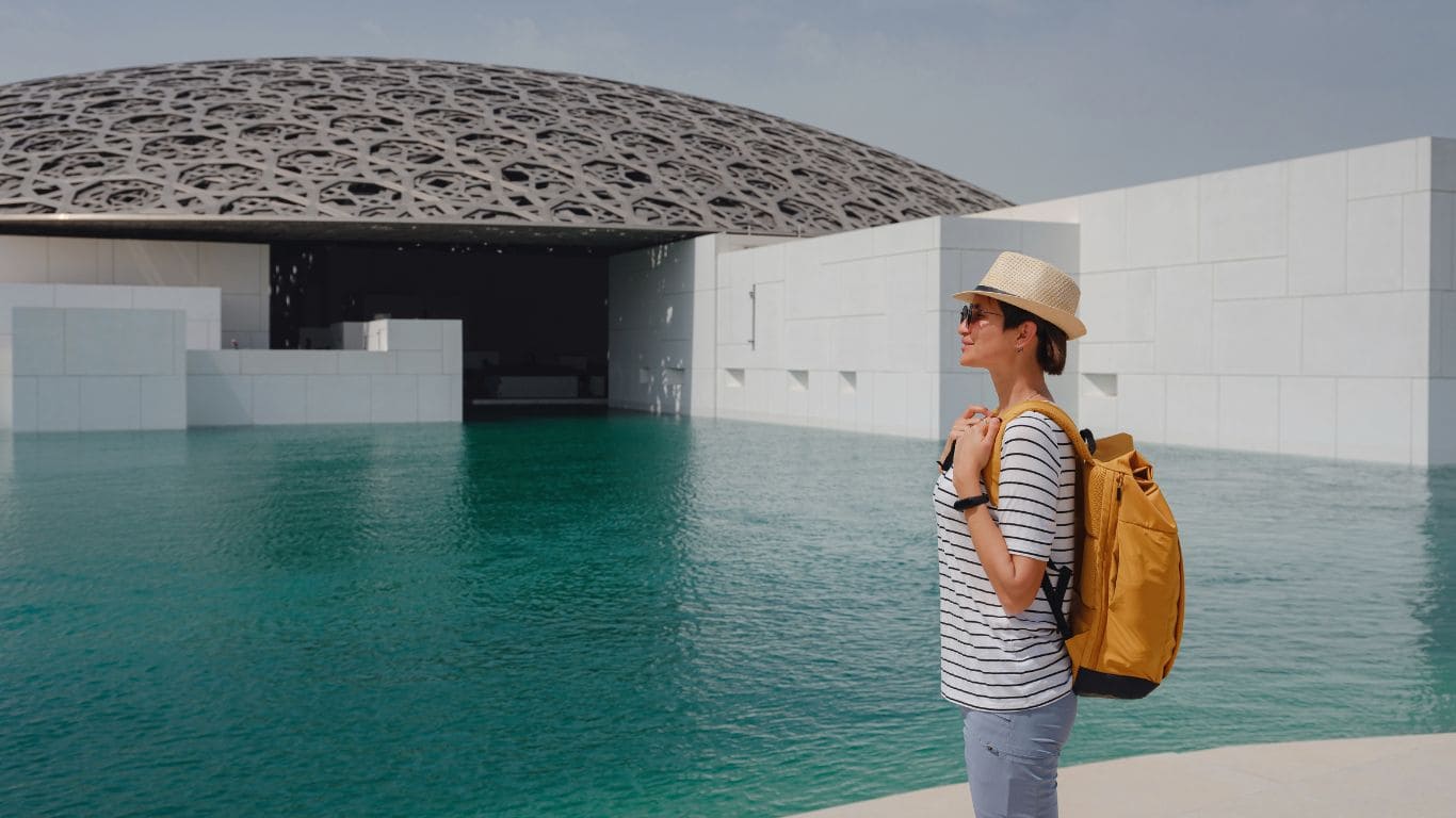 Turista en el Louvre de Abu Dabi