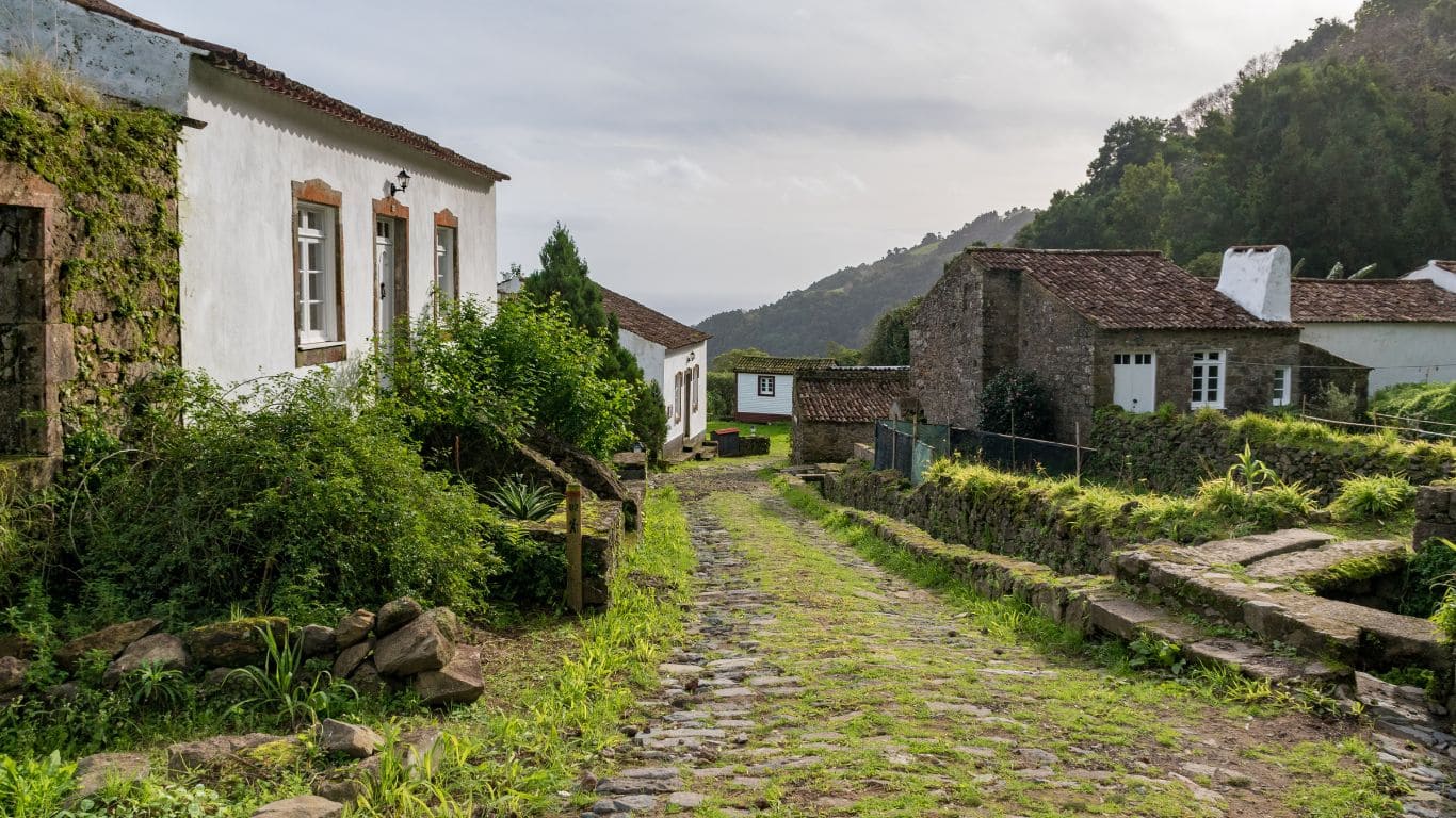 Calles empedradas del pueblo de Sanguinho
