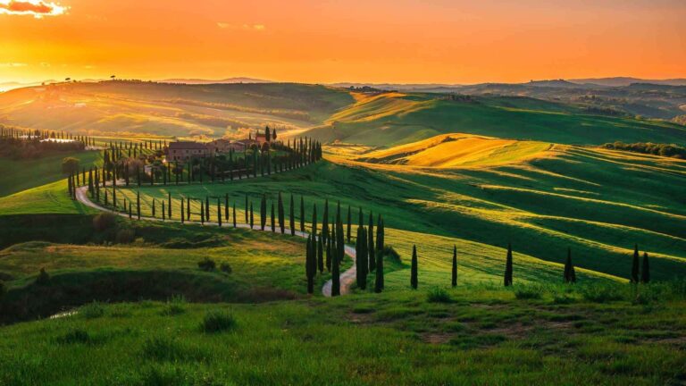 Paisaje toscana al atardecer