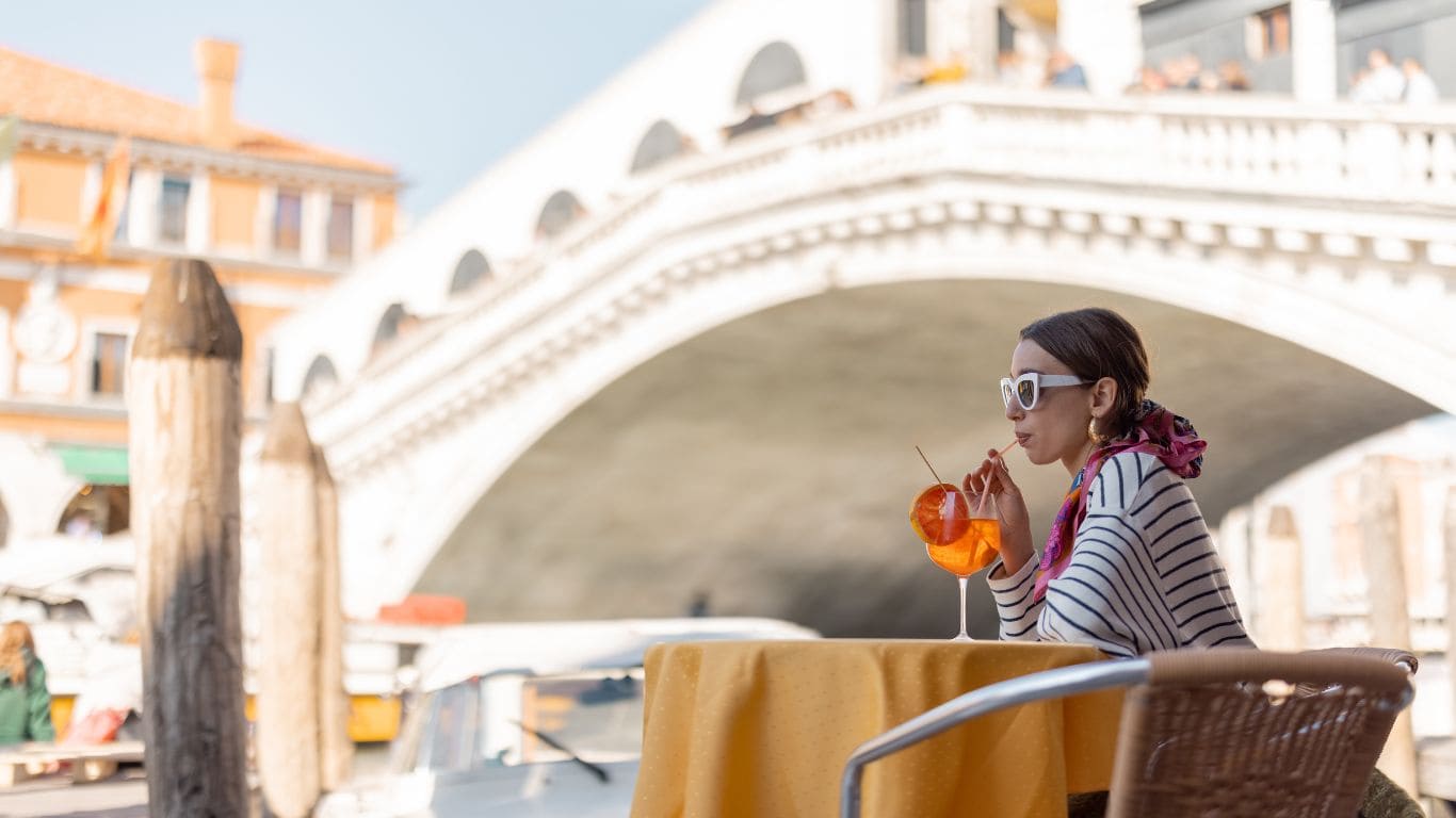 Chica tomando un Spritz en Rialto