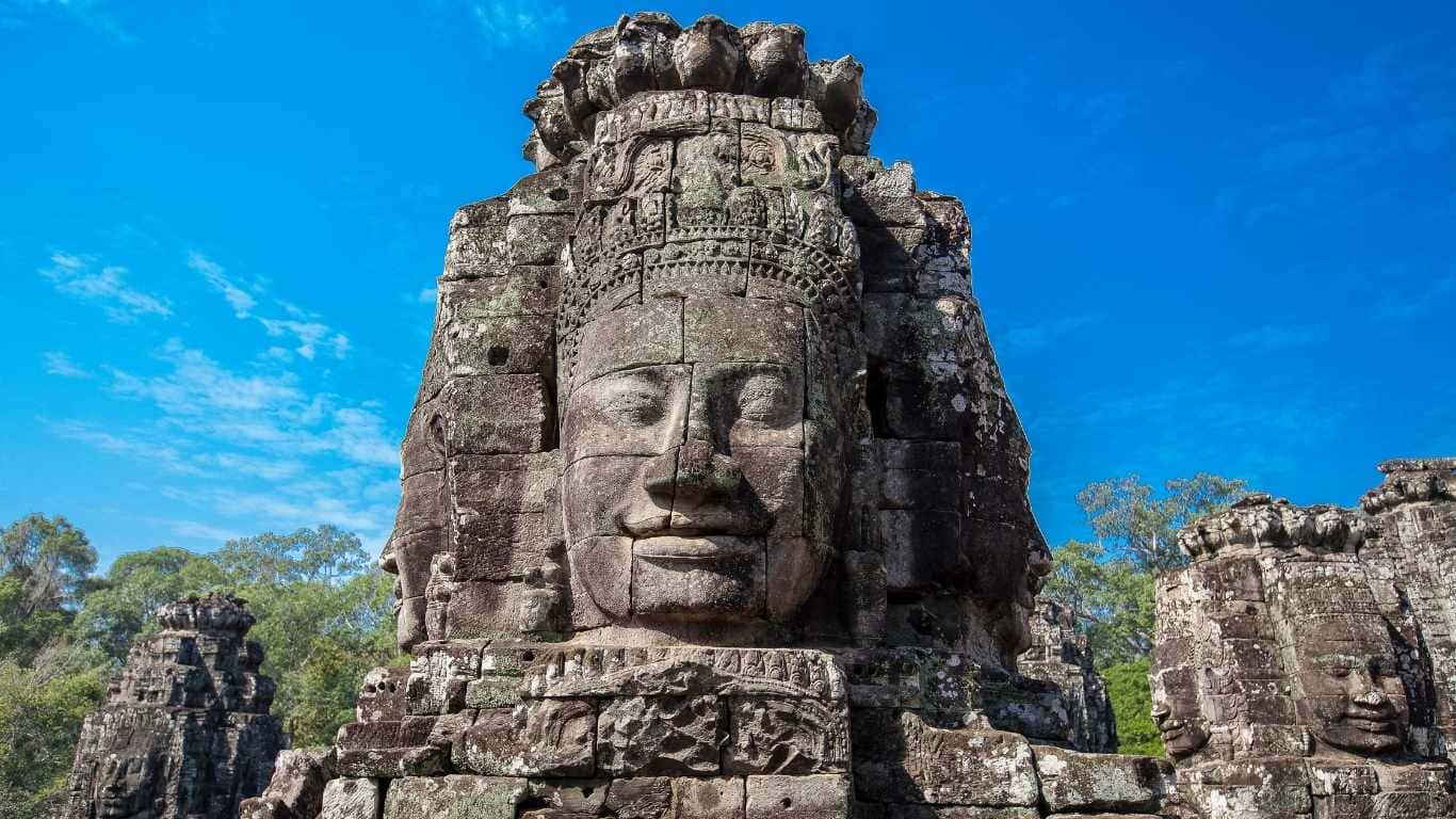 Caras sonrientes esculpidas en el templo de Bayon