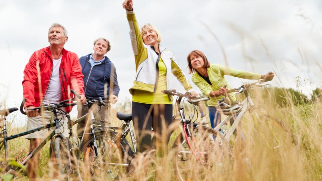 Grupo de seniors en bicicleta