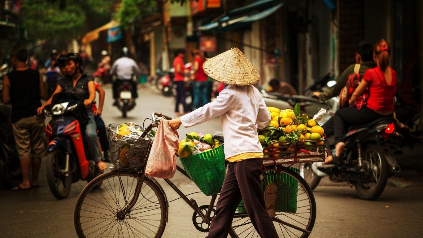 Centro de Hanoi con locales en bici