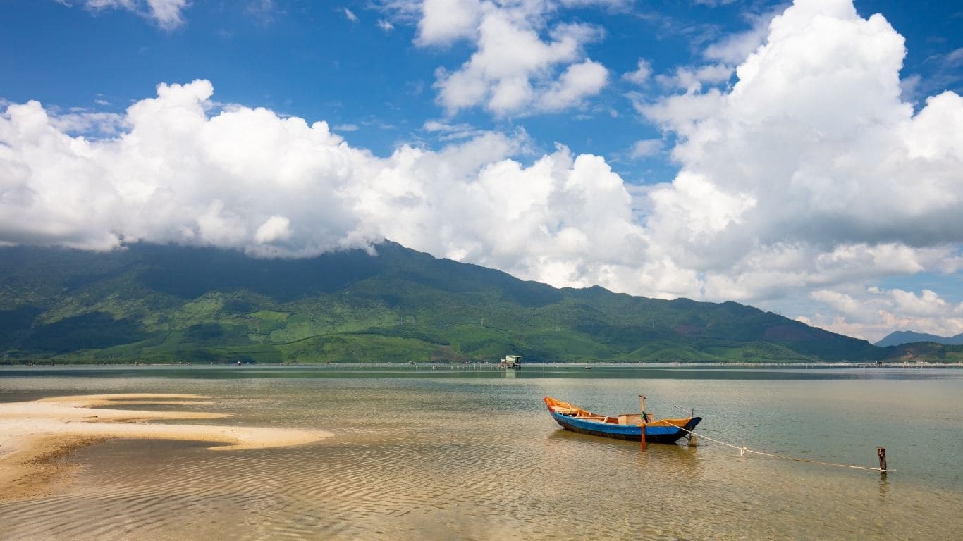 Playa de Lang Co y sus montañas