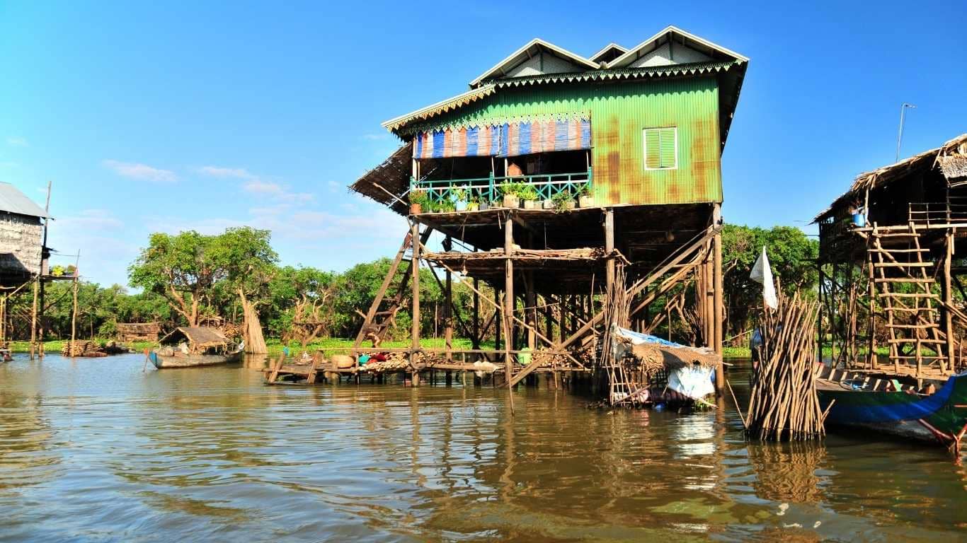 Paseo en barca por el lago Tonle Sap y vista de sus casas en pilotes de madera