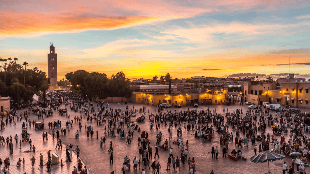 Plaza de Yamaa el Fna llena de gente