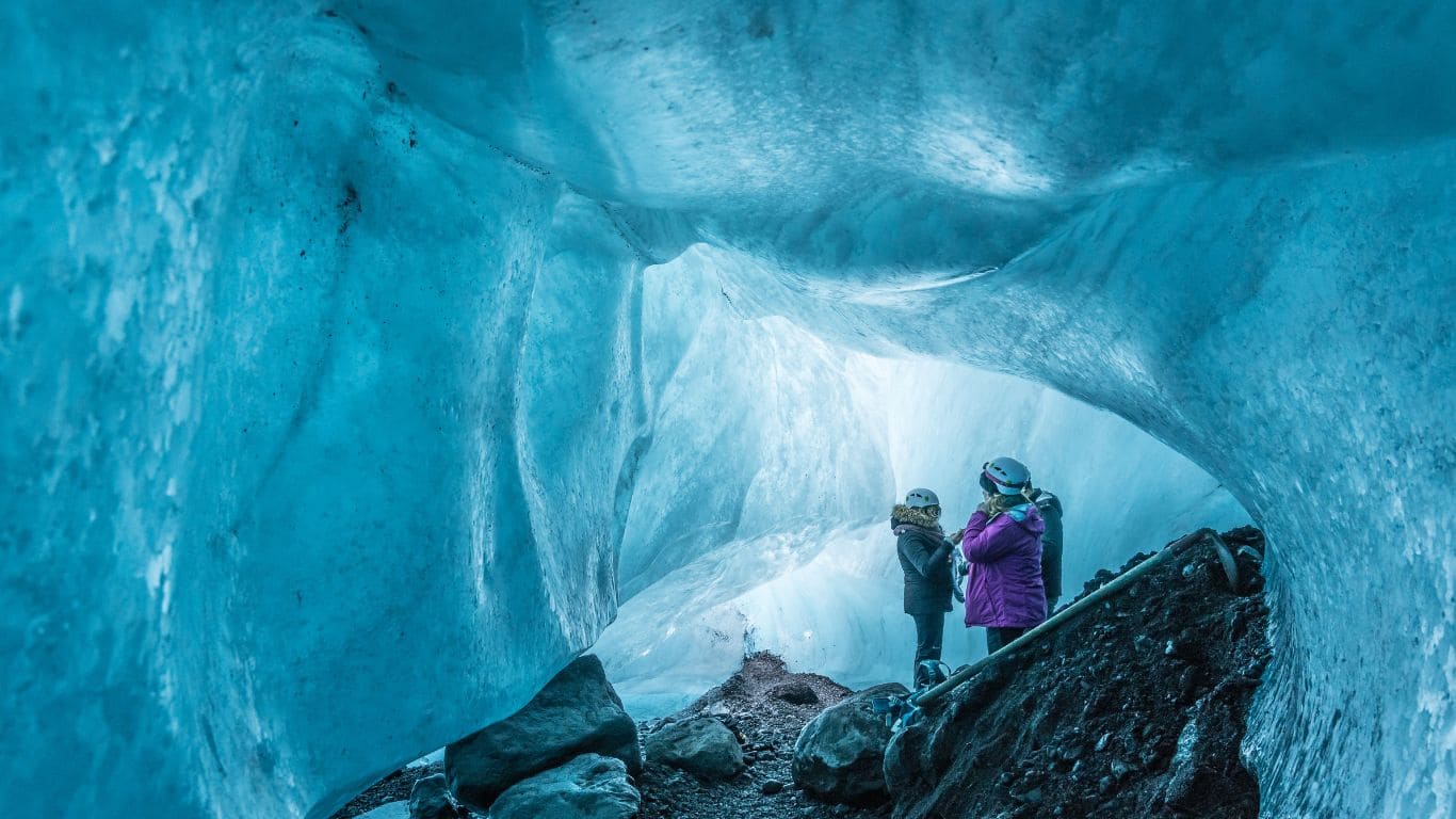 niñas visitado cueva hielo islandia