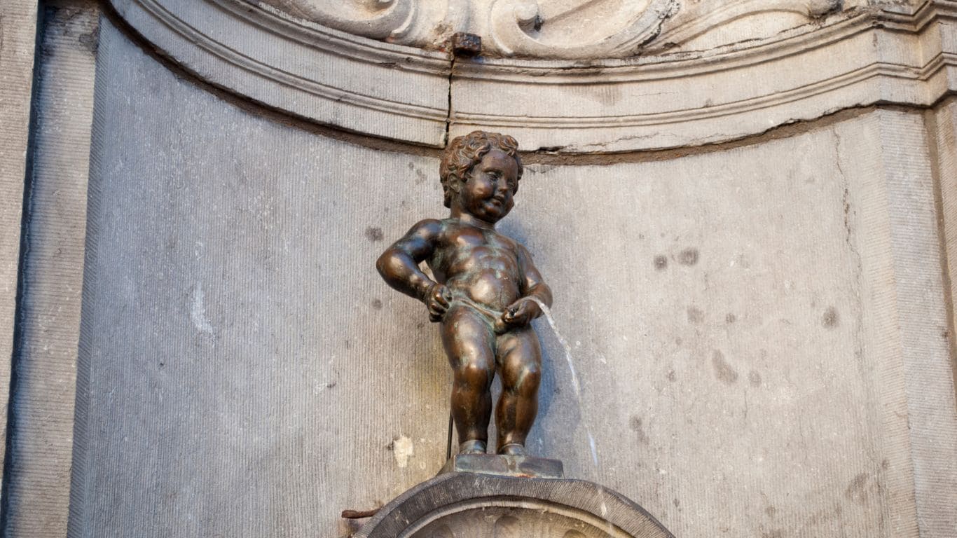 icónica fuente del manneken pis en bruselas
