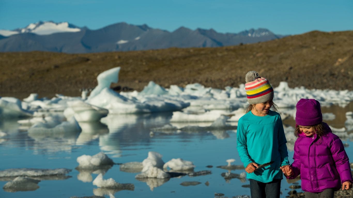 niñas viajando en familia a islandia