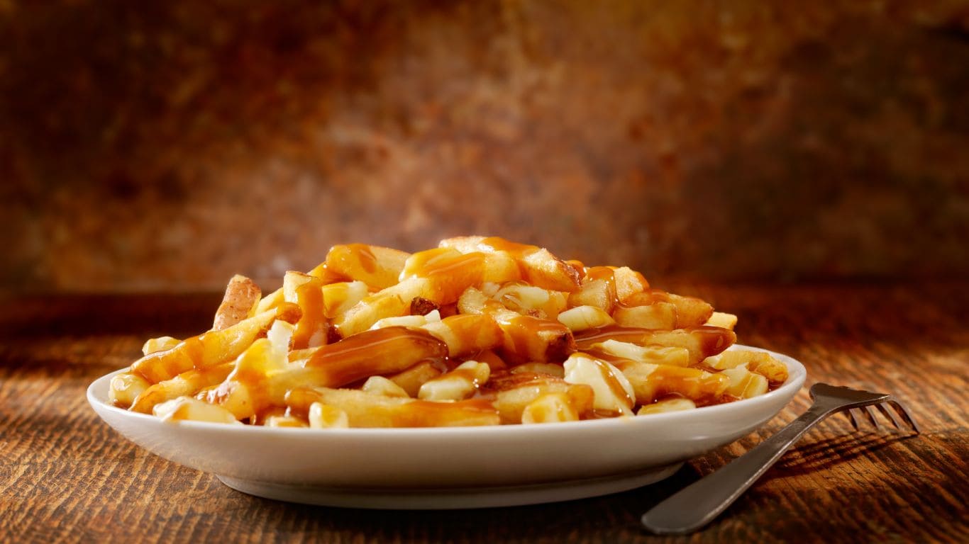 poutine plato tradicional canadá