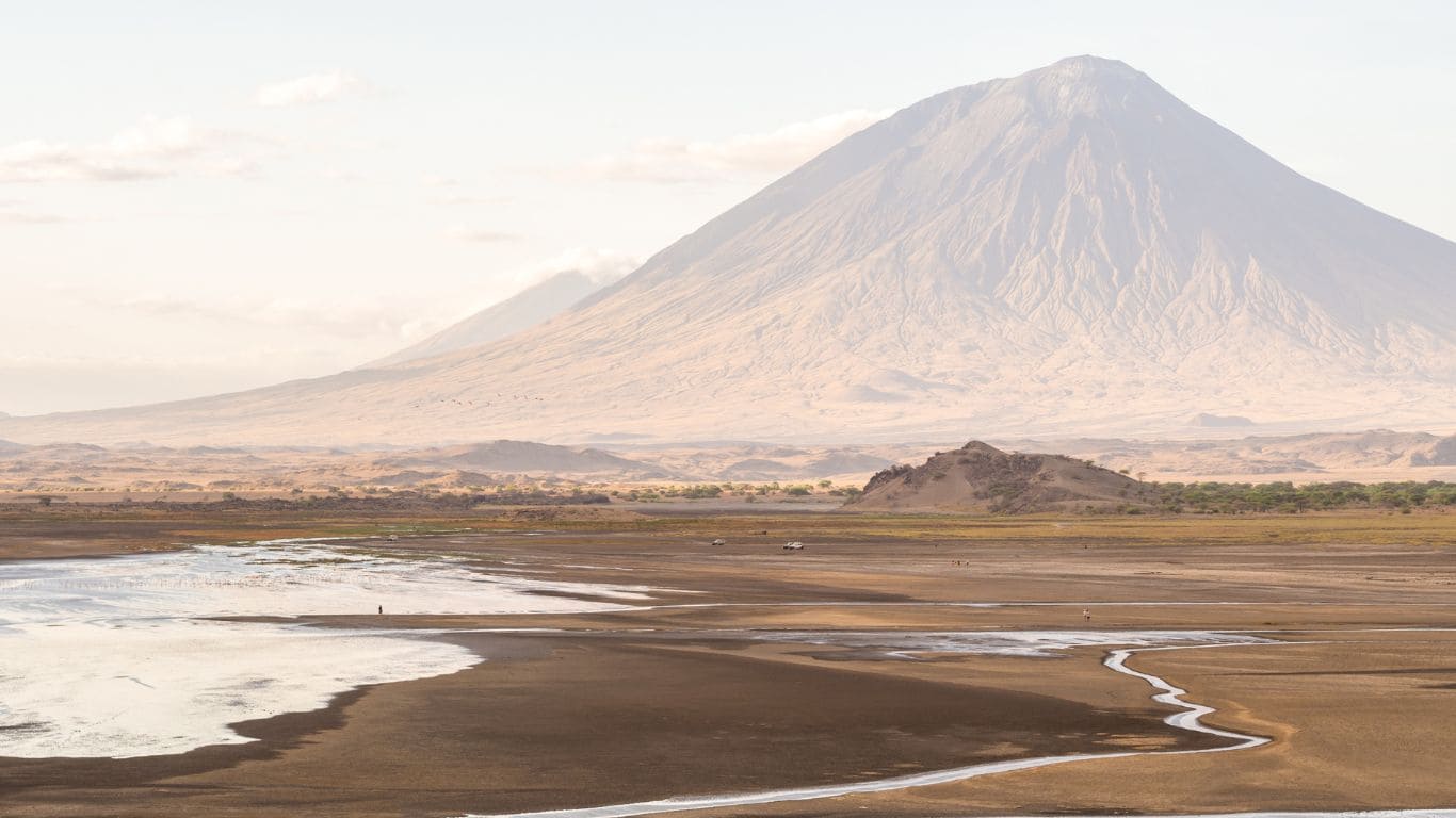 lago natrón con el Monte Ol Doinyo Lengai,
